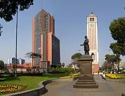 Parque Universitario y el Edificio Alzamora Valdez