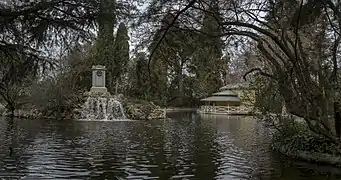 Monumento al III duque de Osuna en la isla del lago