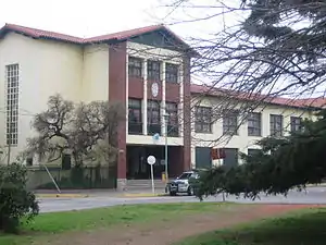 Escuela estatal próxima al Parque.