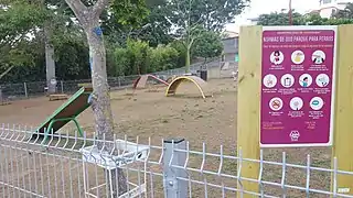 Parque con juegos para mascotas.