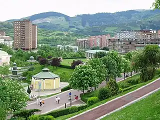 El parque Europa y al fondo los montes que rodean Bilbao.