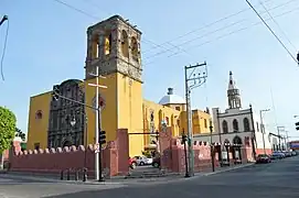 Vista de la parroquia y la capilla.