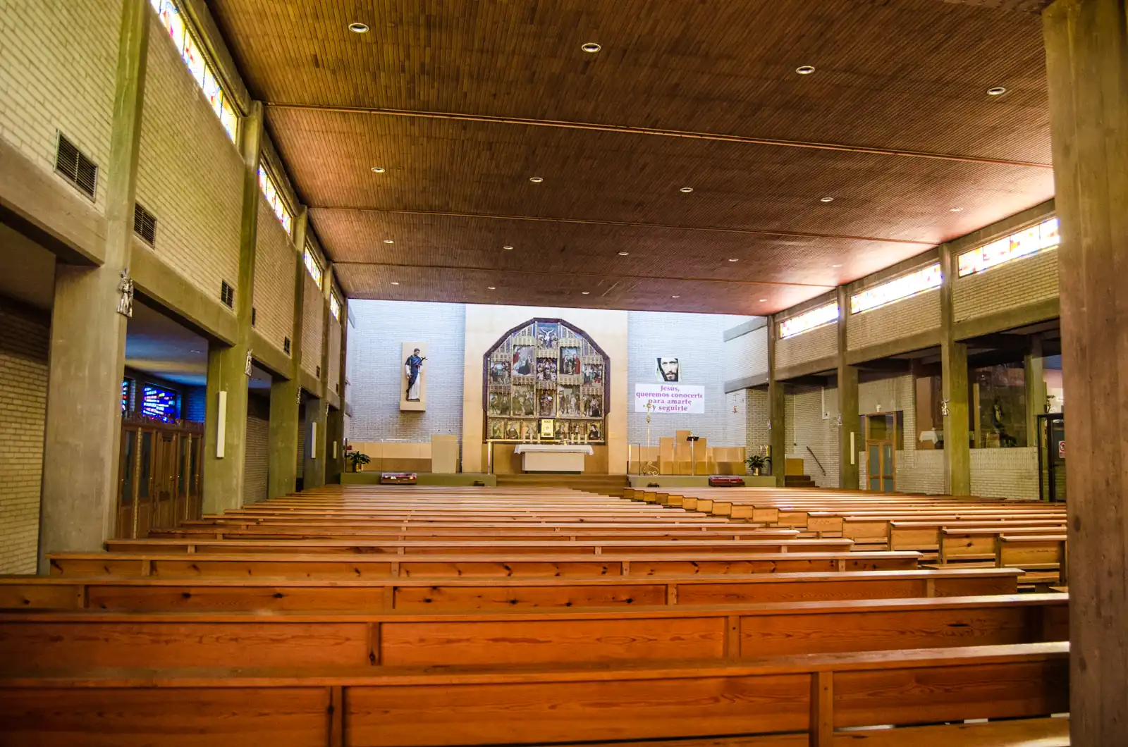 Iglesia de San Martín de Porres de Burgos; al fondo el retablo.
