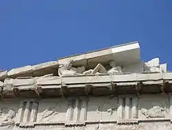 Uno de los pocos sectores de la escultura del tímpano del Partenón que están todavía en su lugar; los otros son los mármoles de Elgin en Londres