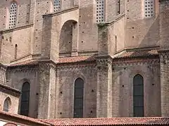 Alternancia de contrafuerte y arbotante en la nave central