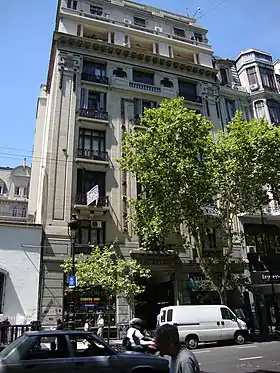 Frente sobre la Avenida de Mayo.