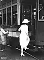 Pasajera subiendo al tranvía en Buenos Aires, circa 1920.