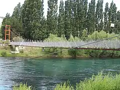 Puente peatonal cruzando el río en Villa Llanquín.