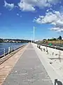 El paseo con las farolas de iluminación