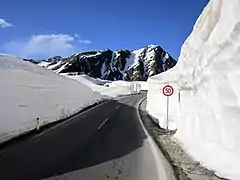 Ventisqueros en el paso de Rombo, lado austriaco. En la parte trasera, el Timmelsjochberg.