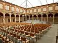 El Patio de cristales, en el antiguo claustro del convento. Bajo las arquerías está instalado el Jardín de antigüedades.