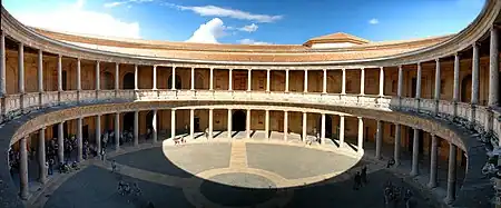 Patio del Palacio de Carlos V en Granada