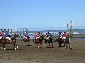 En la playa hermoseña un juego de pato.