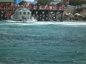 Patrullera Clase Defender atracando en el muelle de El Quisco, Chile . Atrás se ve el Club de yates El Quisco