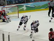 Pavelski (#16) y Ryan Callahan (#24, con el disco) jugando contra Canadá durante los Juegos Olímpicos de Invierno 2010.