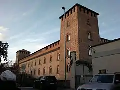 Primer plano de la torre del castillo Visconteo que albergaba la biblioteca.