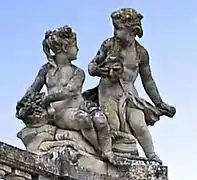 Hacia el Pabellón fresco: niños con máscara y frutos. La tierra