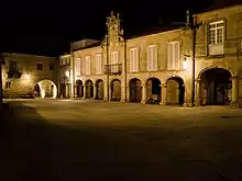 El palacio en la plaza de la Pedreira por la noche.