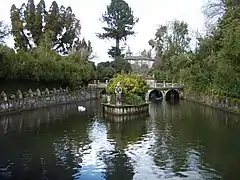 Estanque con la barca de piedra.