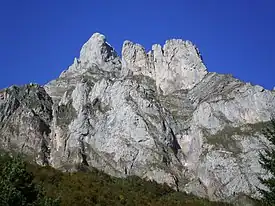 Peña Remoña (2247,8 m), el extremo occidental de las Peñas Cifuentes, desde el circo glaciar de Fuente De