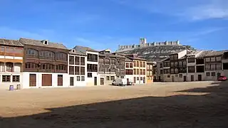 Vista del Castillo de Peñafiel (al fondo) desde la Plaza del Coso.