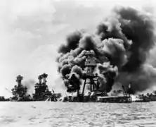 El USS West Virginia (gravemente dañado), el USS Tennessee (dañado) y el USS Arizona (hundido).