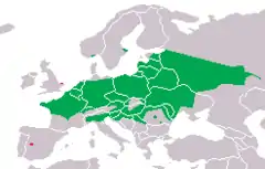 Distribución de Pelophylax lessonae. En verde autóctona, en rojo introducida.