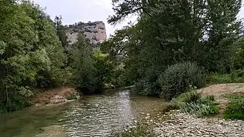 Fotografía de la peña Socastro desde el río Jerea