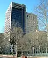 Penn Mutual Tower (1971–75), frente al Independence Hall, Filadelfia, Pensilvania.