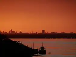 Perfil de la ciudad de Santa Fe al atardecer, tomado desde el Parque Urquiza, en Paraná