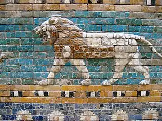 León de cerámica vidriada en relieve. Puerta de Ishtar (Babilonia, 575 a. C.)