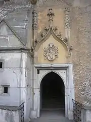 Entrada al Castillo con el escudo de armas de Pernštejn