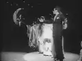 Martha Stewart y Perry Como interpretando "Somebody's Walking in My Dream" en Doll Face