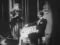 Martha Stewart y Perry Como interpretando "Somebody's Walking in My Dream" en Doll Face