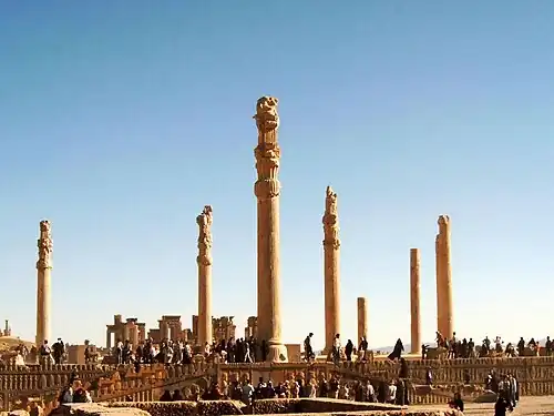 Columnas y elementos de columnas (Apadana)