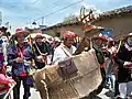 Entre los personajes más icónicos de la celebración de Corpus Christi en Suchiapa, se encuentra el "Calalá", este danzante baila siempre junto al Gigante y el Gigantillo, en la pieza de baile "Batalla final" se enfrenta al Gigante. Suchiapa, Chiapas, México, 2017. Cortesía de Mariela TC.