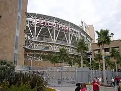 Base meta (principal) y entrada al PETCO Park.