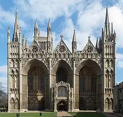 Fachada occidental de la catedral de Peterborough