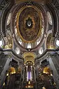 Vista de la cúpula y el altar.