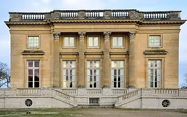 Fachada oeste sobre el Jardín francés, decorado con columnas.