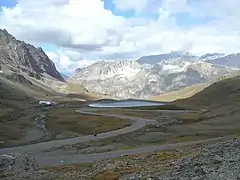 Pequeño lago en el último kilómetro de ascensión.