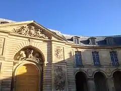 Fachada de la Pequeña caballeriza y entrada a la Galería de las esculturas.