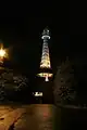 La torre de Petřín con su iluminación nocturna.