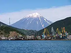 Petropávlovsk-Kamchatski y el volcán Koryaksky, vistos desde la bahía