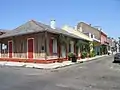 La Casa Gabriel Peyroux en Nueva Orleans, construida c. 1780, es un ejemplo de construcción de briquette-entre-poteaux (ladrillos entre postes).