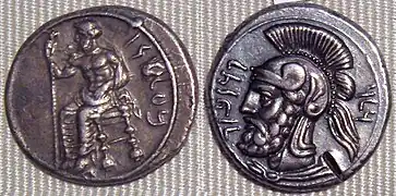 Doble siclo de Farnabazo II (ca. 380-375 a. C.). Anverso: divinidad persa en el trono. Reverso: cabeza de Ares.