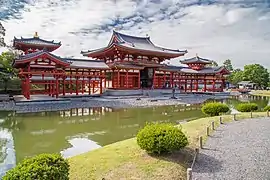 Vista del jardín del estilo jōdo-shiki o jardín-estanque frente al salón.