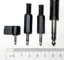 Conectores Jack, de izquierda a derecha: mono de 2,5 mm; mono y estéreo de 3,5 mm; estéreo de 6,3 mm.