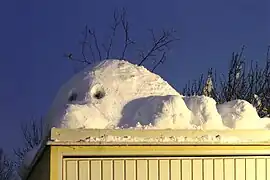 Muñeco de nieve asomado