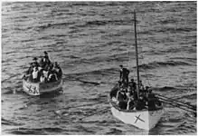 Dos botes se dirigen hacia el Carpathia (en la derecha el bote número 14 y a la izquierda el bote D).